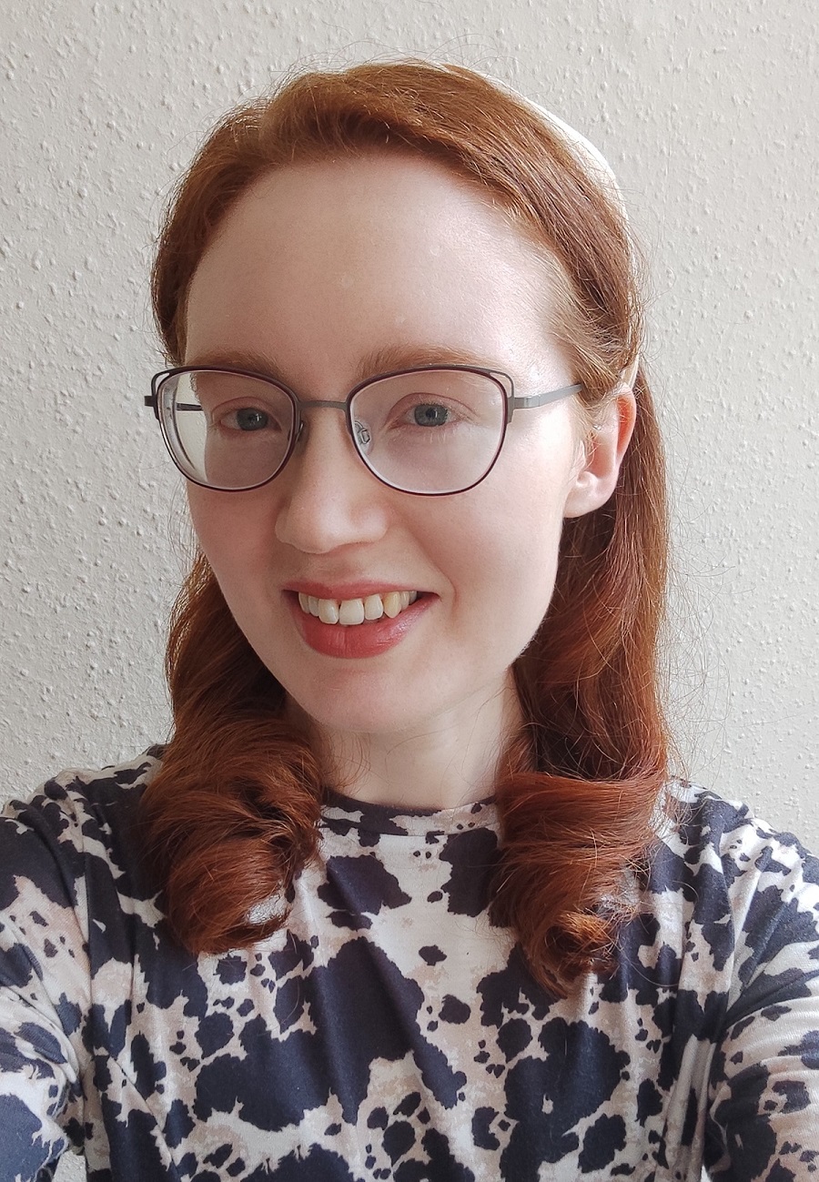 Photo of Chemistry graduate Harriet