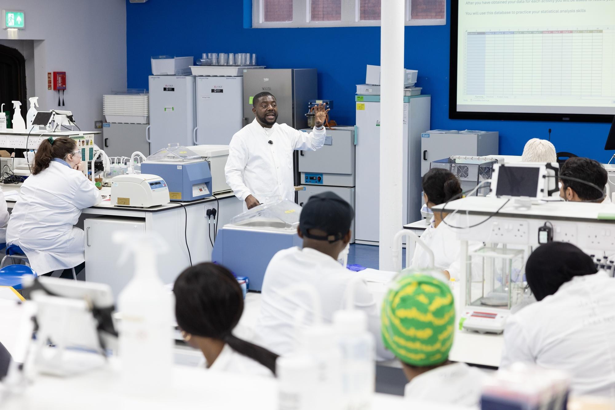 Biomedical Science MSc students conducting laboratory practical work, using scientific equipment and learning techniques in molecular biology, clinical research, and biomedical analysis.